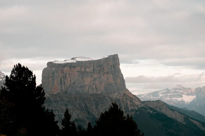 Pierre noire et mémoire ouvrière : le passé minier du Vercors raconté par ses carrières de schiste