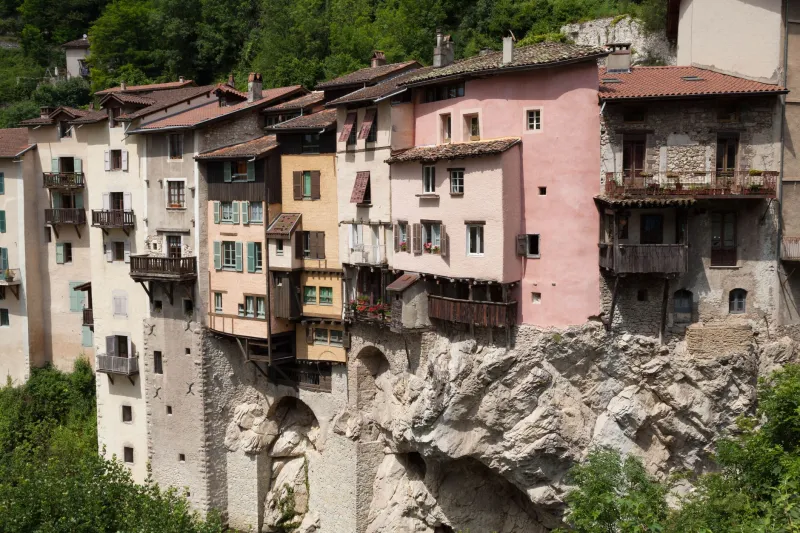 Accrochées au-dessus du vide : le secret des maisons suspendues de Pont-en-Royans