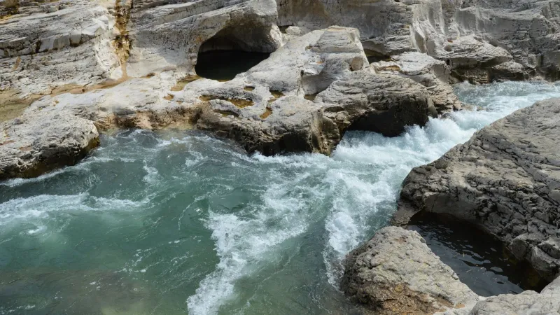 Ces roches blanches qui racontent l'eau : le tuf calcaire, sculpteur silencieux du Vercors