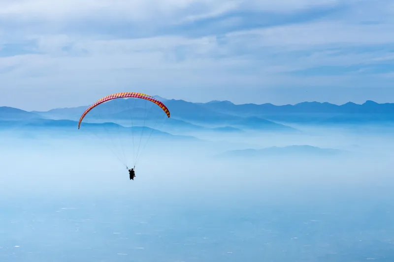 Vol au-dessus des falaises : quand le Vercors se contemple les pieds quittant le sol